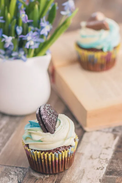 Muffins de chocolate feitos à mão com decorações. Livro e um buquê de Scilla — Fotografia de Stock