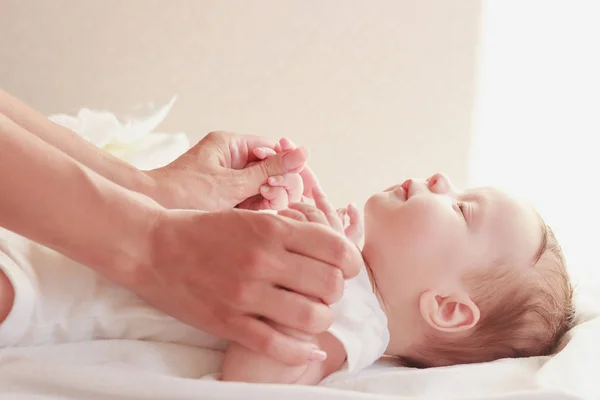 Dziecko i ręce matki, wewnątrz, niewyraźne tło — Zdjęcie stockowe