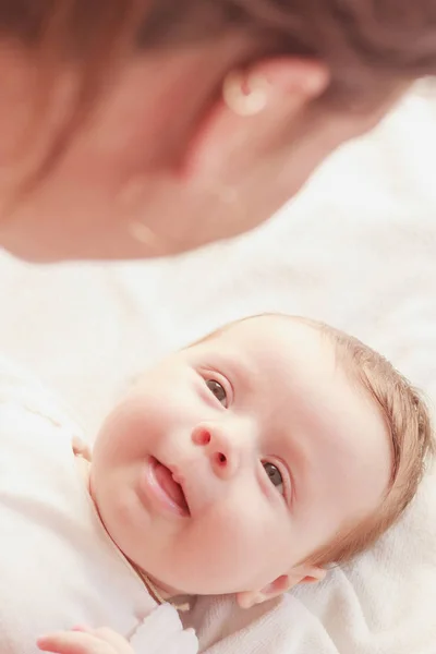 Bebé y manos de madre, en el interior, fondo borroso — Foto de Stock