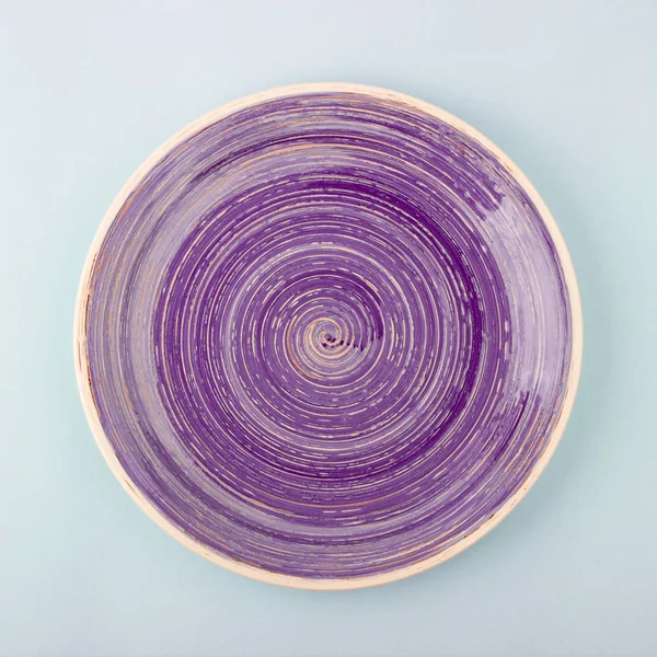 Açık mavi arka plan üzerinde koyu mor plaka