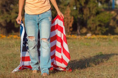 Amerika Birleşik Devletleri bayrağı olan kadın elinde, açık havada