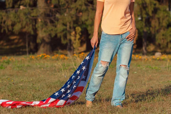 Donna con una bandiera di Stati Uniti d'America in mano, all'aperto — Foto Stock