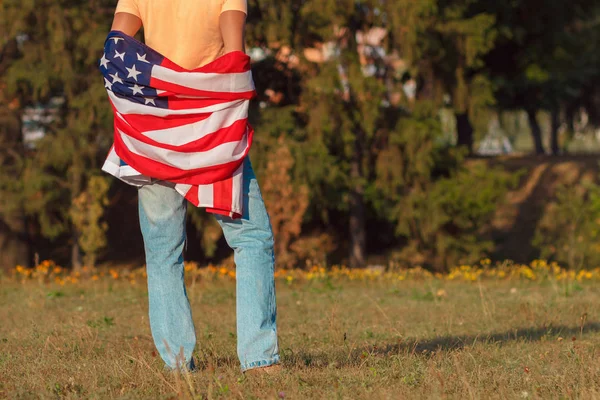 Žena s vlajkou Spojených států amerických v rukou venku — Stock fotografie