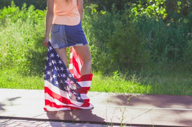 Amerika Birleşik Devletleri bayrağı olan kadın elinde, açık havada