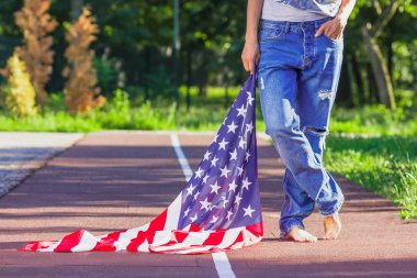 Amerika Birleşik Devletleri bayrağı olan kadın elinde, açık havada