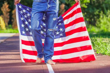 Amerika Birleşik Devletleri bayrağı olan kadın elinde, açık havada