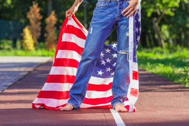 Amerika Birleşik Devletleri bayrağı olan kadın elinde, açık havada