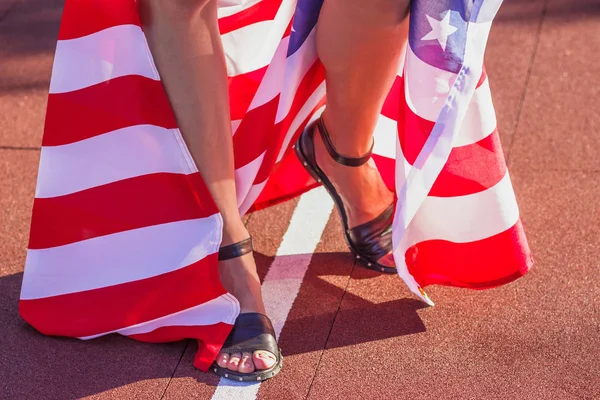 Woman with a flag of United States of America in the hands, outdoors — Stock Photo, Image