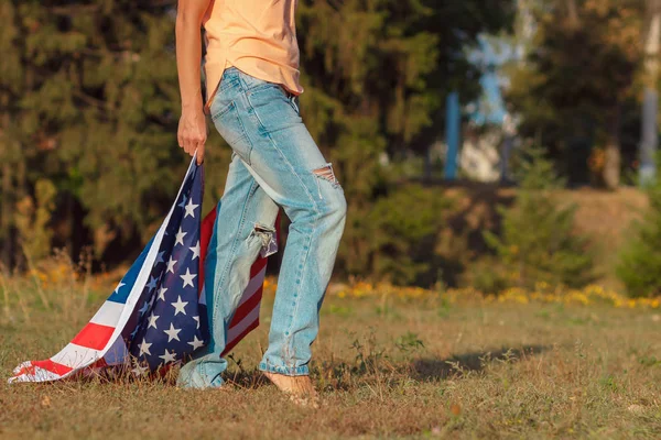 Mujer con bandera de Estados Unidos de América en la mano, al aire libre —  Fotos de Stock