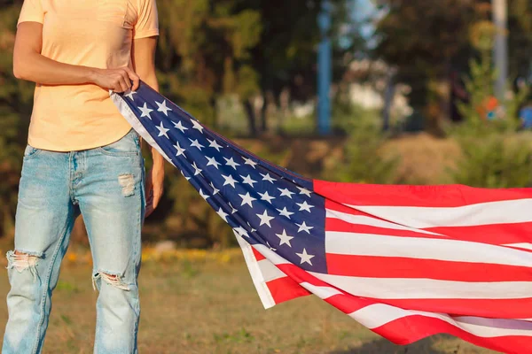 Elinde Amerika Birleşik Devletleri bayrağı olan kadın, dışarıda — Stok fotoğraf