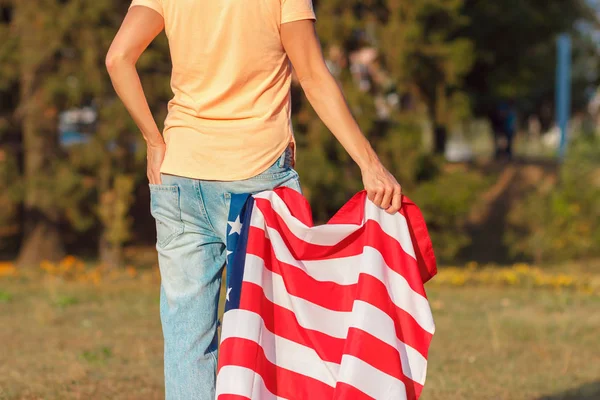 Donna con una bandiera di Stati Uniti d'America in mano, all'aperto — Foto Stock