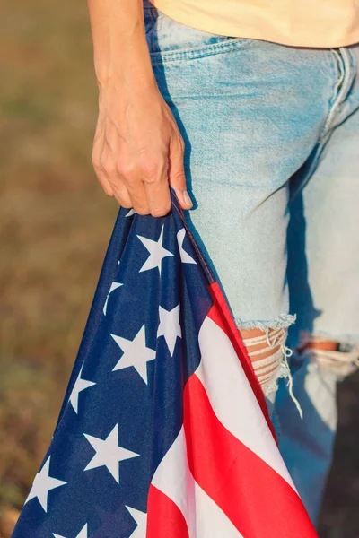 Donna con una bandiera di Stati Uniti d'America in mano, all'aperto — Foto Stock