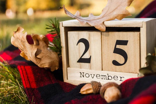 Calendario decorativo de madera con fecha de fiesta de Acción de Gracias, decoraciones de otoño — Foto de Stock