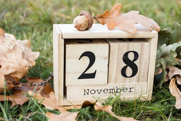 Calendario decorativo in legno con data della festa del Ringraziamento, decorazioni autunnali — Foto Stock