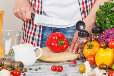 Kadın mutfakta aşçılar, vücut parçası, bulanık arka plan