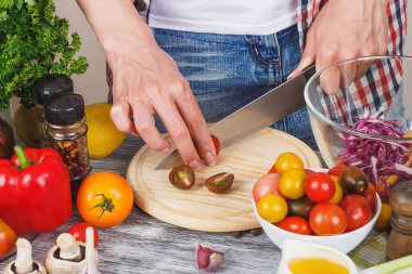 Kadın mutfakta aşçılar, vücut parçası, bulanık arka plan