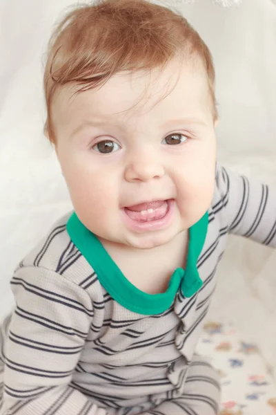 Retrato de joyfil, felicidad bebé en el dormitorio, fondo borroso — Foto de Stock