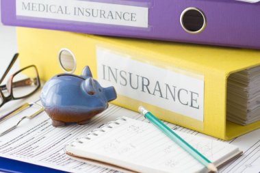 Temiz sigorta formu, klasör, kalem, kumbara ve gözlük