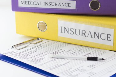 Pano, klasörler ve kalem temiz sigorta formu