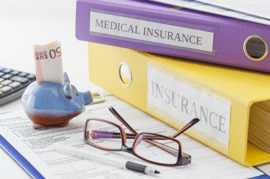 Temiz sigorta formu, klasör, kalem, piggy banka ve hesap makinesi