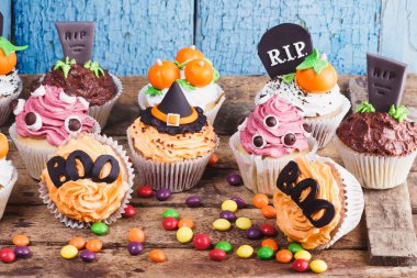 Renkli süslemeleri ile Halloween cupcakes