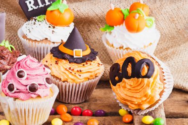 Renkli sakız süslemeleri ile Halloween cupcakes
