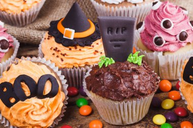 Renkli süslemeleri ile Halloween cupcakes