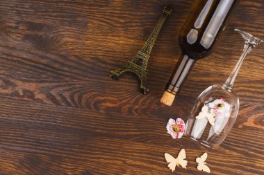 Bardağı ve şişe dekoratif çiçekler ve kelebekler