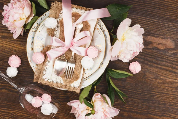 Tableware with light pink peonies and meringues — Stock Photo, Image