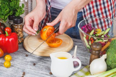 Kadın mutfakta aşçı, vücut parçası, yumuşak odak arka planı.
