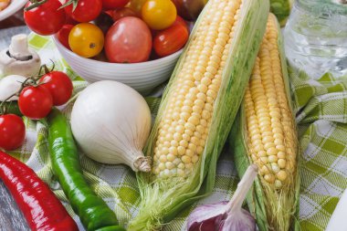 Natürmort renkli sebze ve mantar, yumuşak odak arka plan