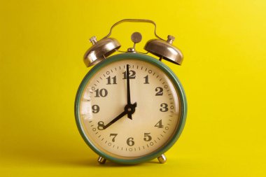 Doymuş sarı arkaplanda yeşil alarm saati