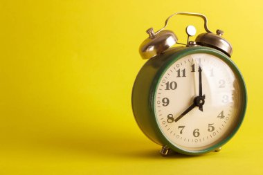 Doymuş sarı arkaplanda yeşil alarm saati