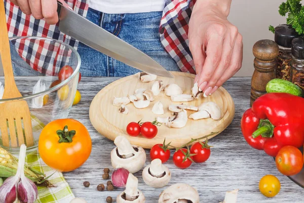 Kadın mutfakta aşçı, vücut parçası, yumuşak odak arka planı.