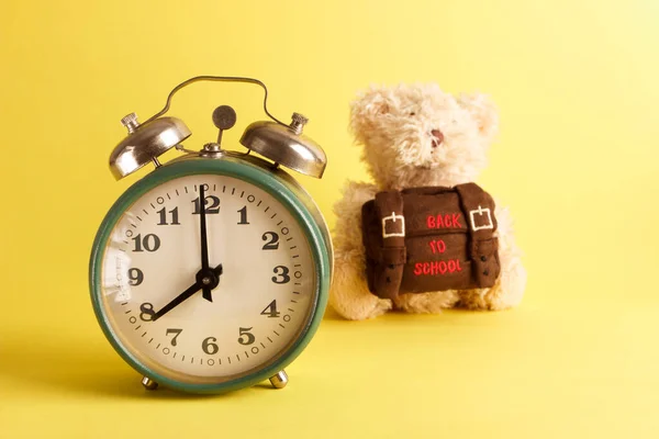 Brauner Teddybär Mit Schulrucksack Gesättigter Gelber Hintergrund — Stockfoto