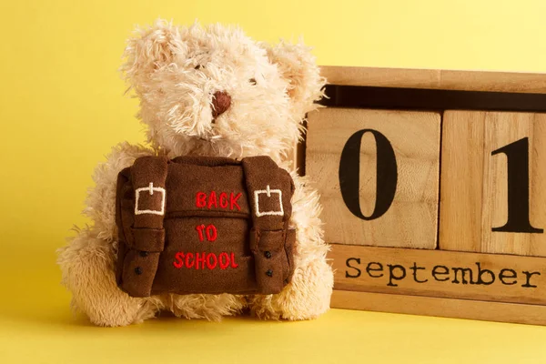 Osito Peluche Marrón Con Mochila Escolar Calendario Madera Decoratibe Fondo — Foto de Stock