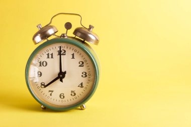 Doymuş sarı arkaplanda yeşil alarm saati