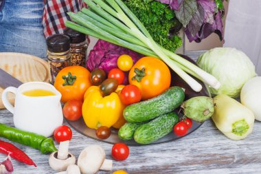 Kadın mutfakta aşçı, vücut parçası, yumuşak odak arka planı.