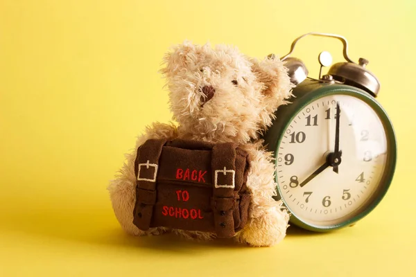 Osito Peluche Marrón Con Mochila Escolar Fondo Amarillo Saturado — Foto de Stock