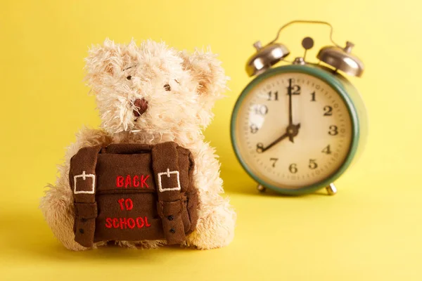 Osito Peluche Marrón Con Mochila Escolar Fondo Amarillo Saturado — Foto de Stock