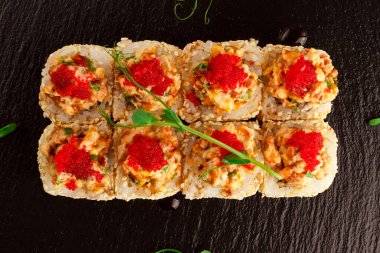 Japon yemeği: Somon balığı ve somon balıklı rulo, en iyi manzara.