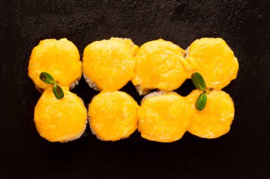 Japon yemeği: Somon balığı ve somon balıklı rulo, en iyi manzara.