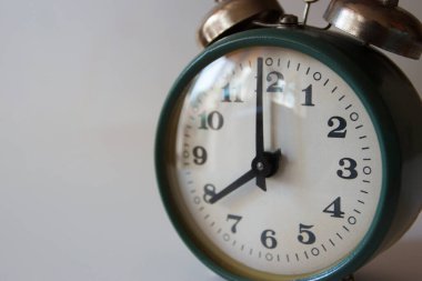 Açık gri arkaplanda yeşil alarm saati, kapat