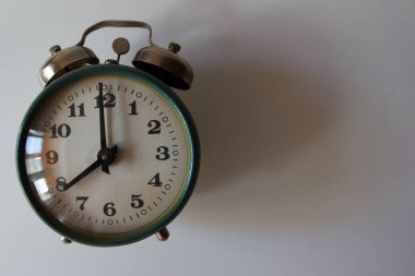 Açık gri arkaplanda yeşil alarm saati, kapat