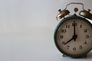 Açık gri arkaplanda yeşil alarm saati, kapat