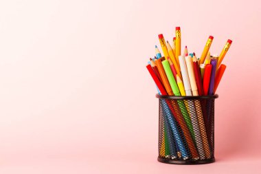 Keçeli kalemli siyah cam, doymuş pembe arka plan