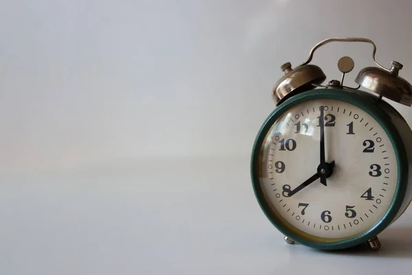 Reloj Despertador Verde Fondo Gris Claro Primer Plano — Foto de Stock