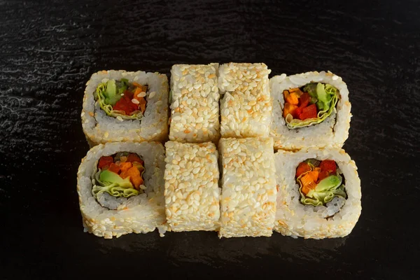 Makanan Jepang Set Sushi Salmon Dan Gulungan Dengan Salmon Dan — Stok Foto