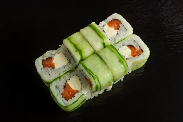 Makanan Jepang Set Sushi Salmon Dan Gulungan Dengan Salmon Dan — Stok Foto