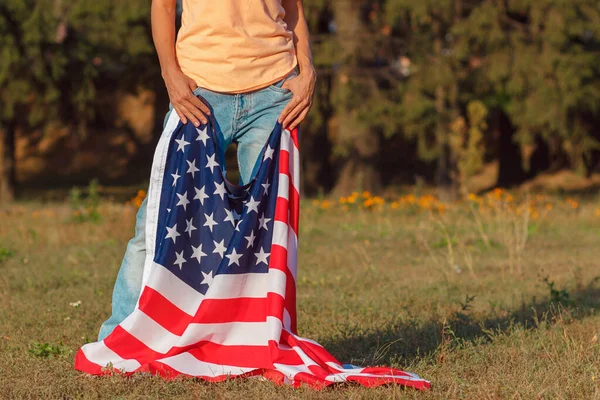 Kobieta Flagą Stanów Zjednoczonych Ameryki Rękach Zewnątrz Miękkie Tło Ostrości — Zdjęcie stockowe
